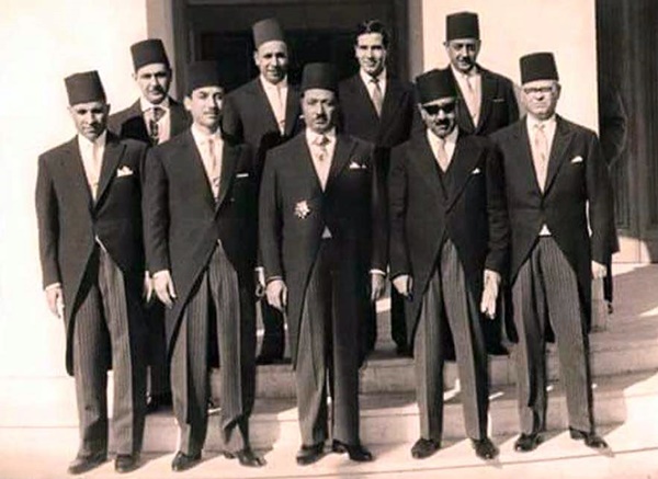 الصورة التقطت عام 1958، السيد أحمد عون سوف، يتوسط اعضاء المجلس التنفيذي بولاية طرابلس،المملكة الليبية المتحدة، عندما كان رئيسا للمجلس.